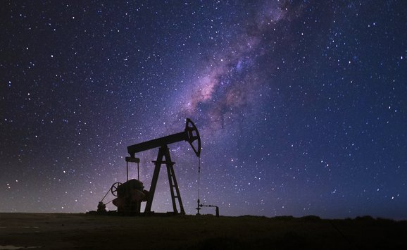 GettyImages-1221490504 Milky way oil well