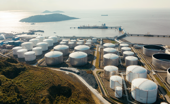 GettyImages-1388897335_hydrgoen hub by ocean.png